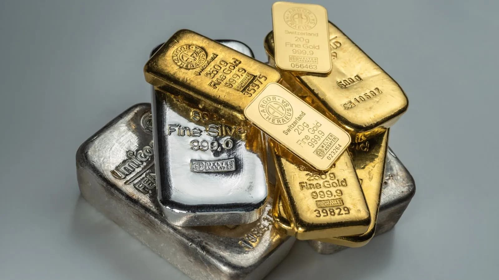 Gold and Silver Prices Remain High as Investors Seek Safety