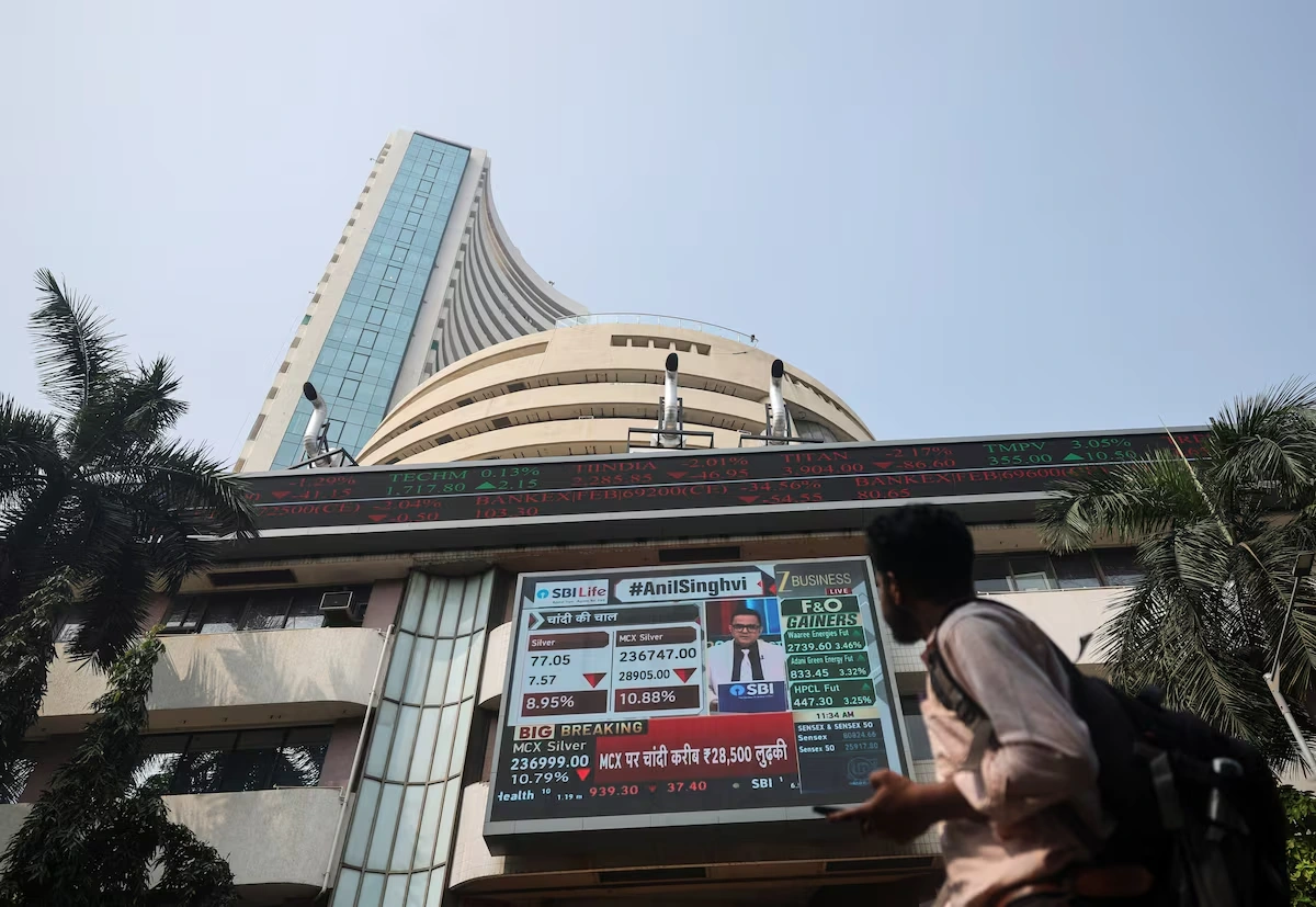 Indian Stock Markets Decline Amid IT Sector Sell-Off