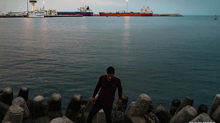 18 Indian Ships Carrying Oil and LPG Stranded Near Strait of Hormuz Amid Iran War
